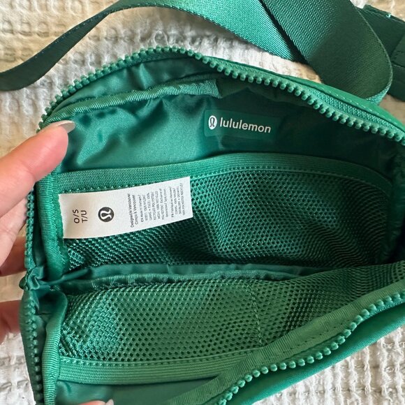 NEW Lululemon Everywhere Belt Bag 1L - Picture 4 of 4